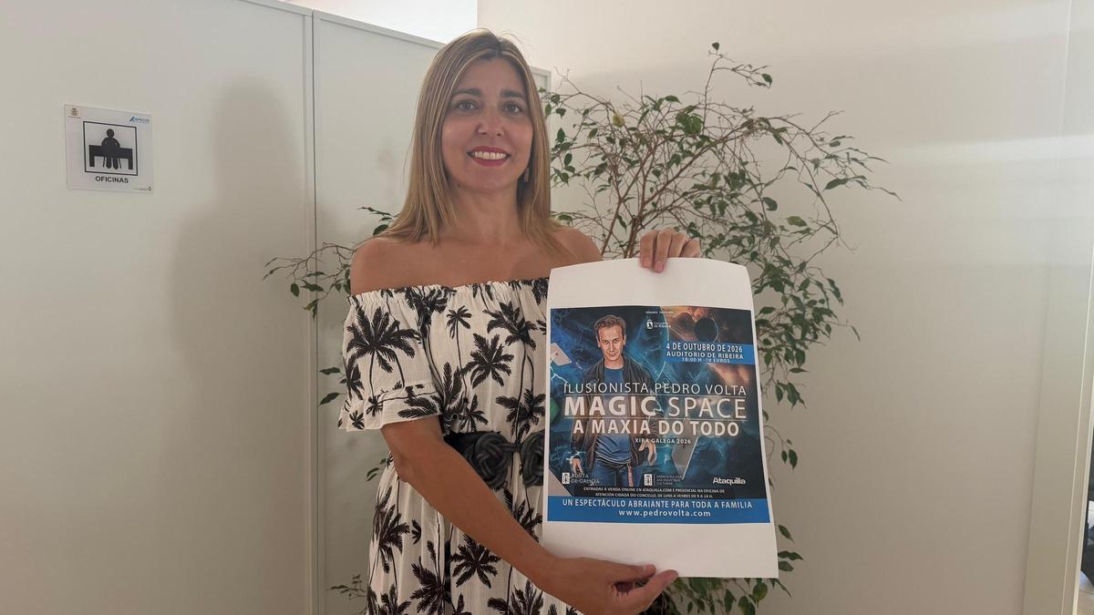 La edil de Cultura de Ribeira, Ana Barreiro, en la presentación del espectáculo.