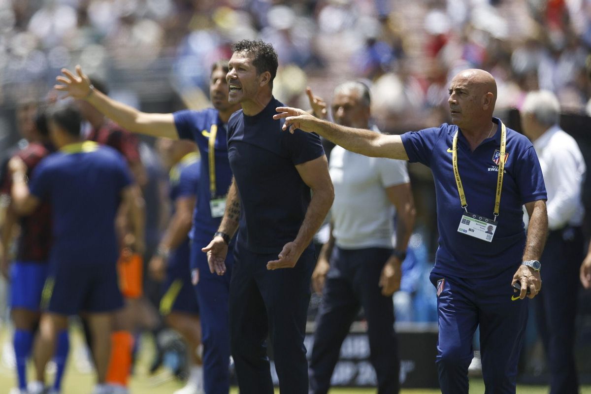 Diego Simeone y el cuerpo técnico del Atlético, durante el Mundial de Clubes.