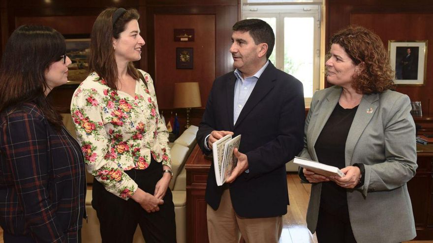 El delegado del Gobierno felicita a la coruñesa Bea Lema por su Premio Nacional de Cómic