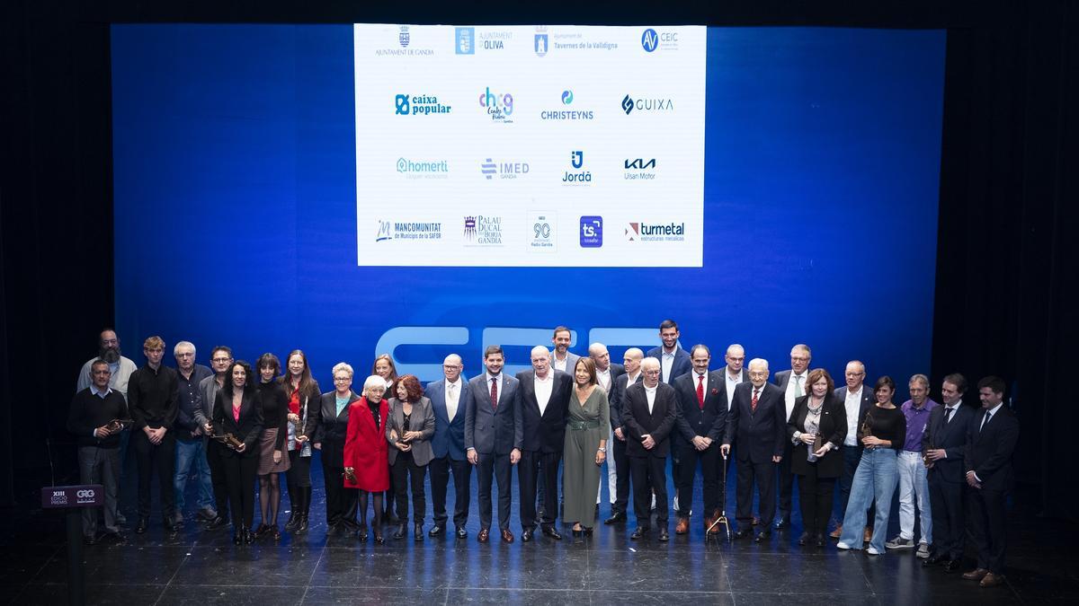 Els premiats, en la gala de divendres passat al Teatre Serrano de Gandia