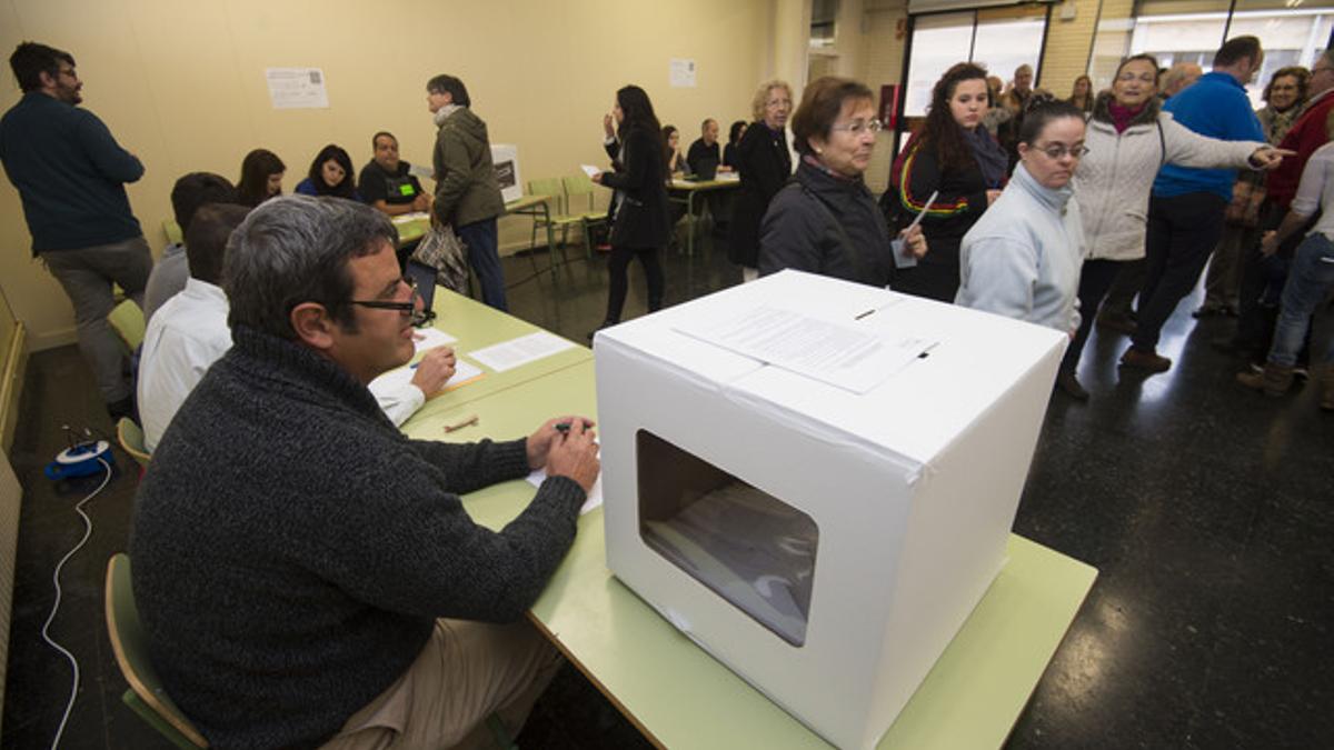 Participantes en la consulta del 9-N, en Mora d'Ebre.