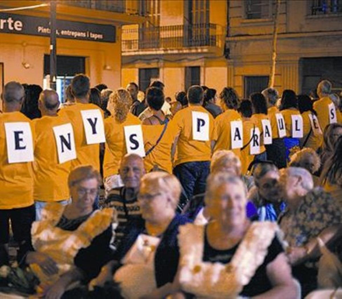 Protesta veïnal mentre parlava la regidora, ahir durant el pregó.