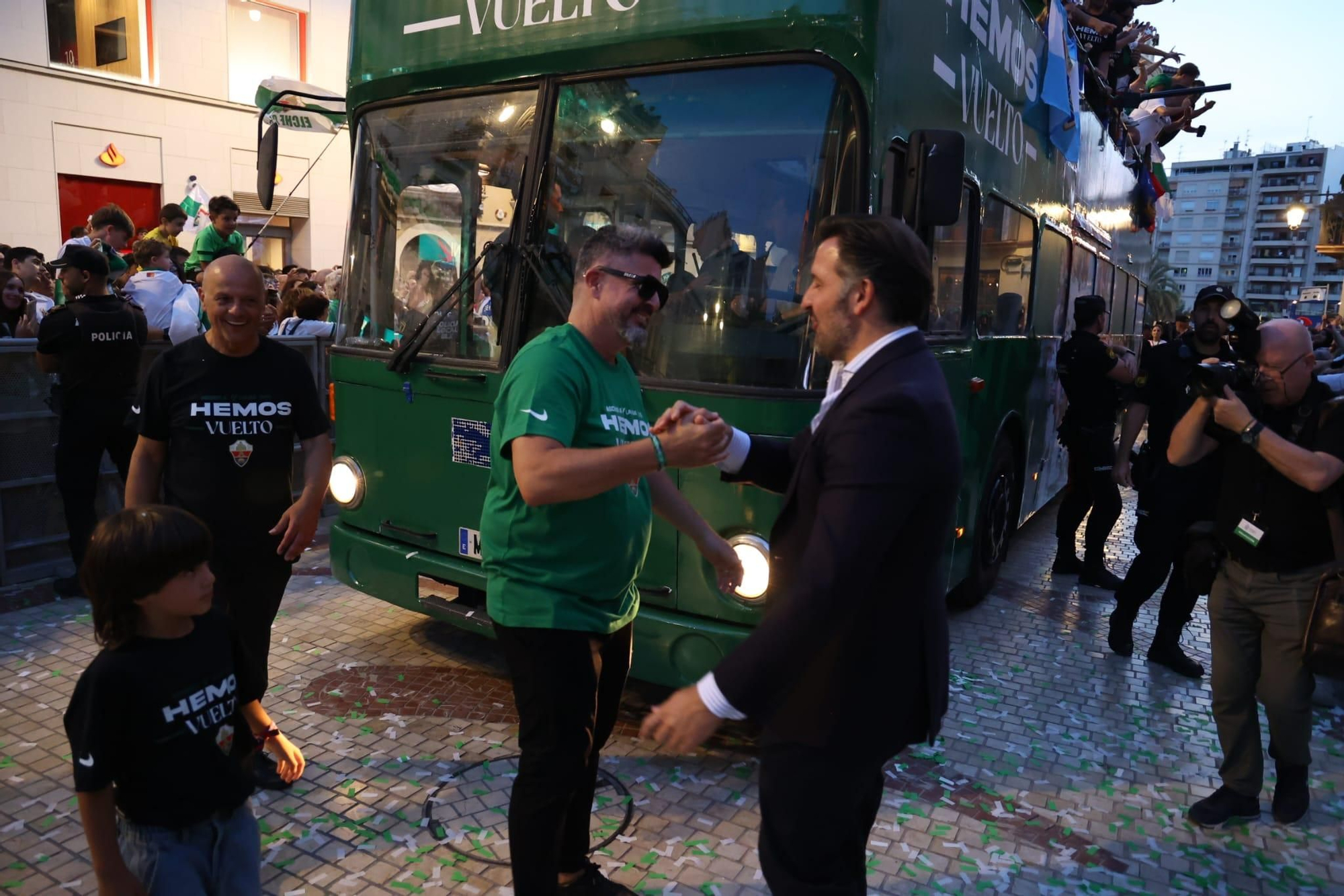 El Elche CF celebra el ascenso a Primera con una rúa en autobús hasta la Plaça de Baix