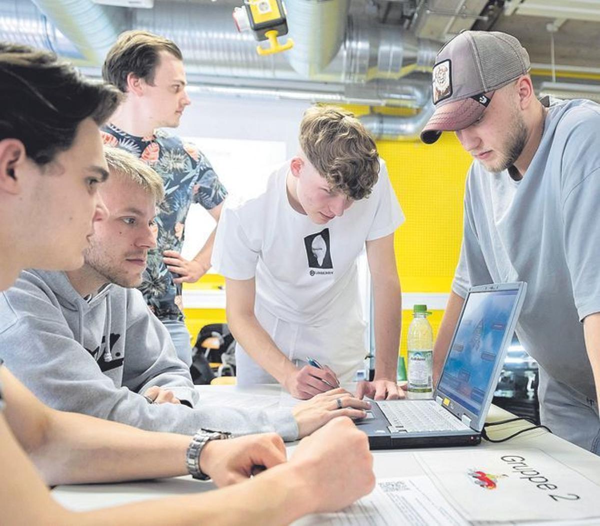 Estudiantes de mecatrónica de la escuela tecnológica de Múnich y un aprendiz de la cervecería Ayinger.