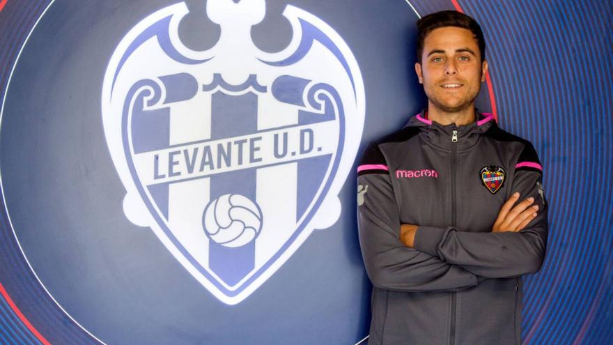 Alessio Lisci posa con el escudo del Levante UD.