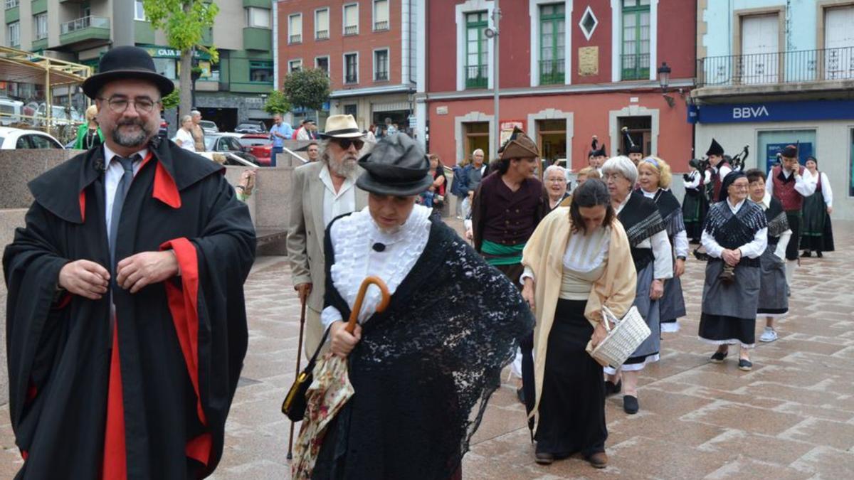 Clarín y Doña Berta encabezaron la comitiva por las calles de Candás. | B.G.