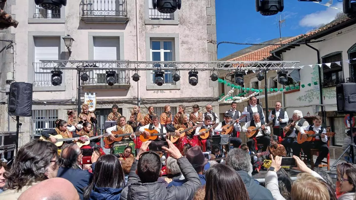 Más de dos millones de cerezos en flor dan la bienvenida a la Fiesta del Cerezo en Tornavacas, Jerte