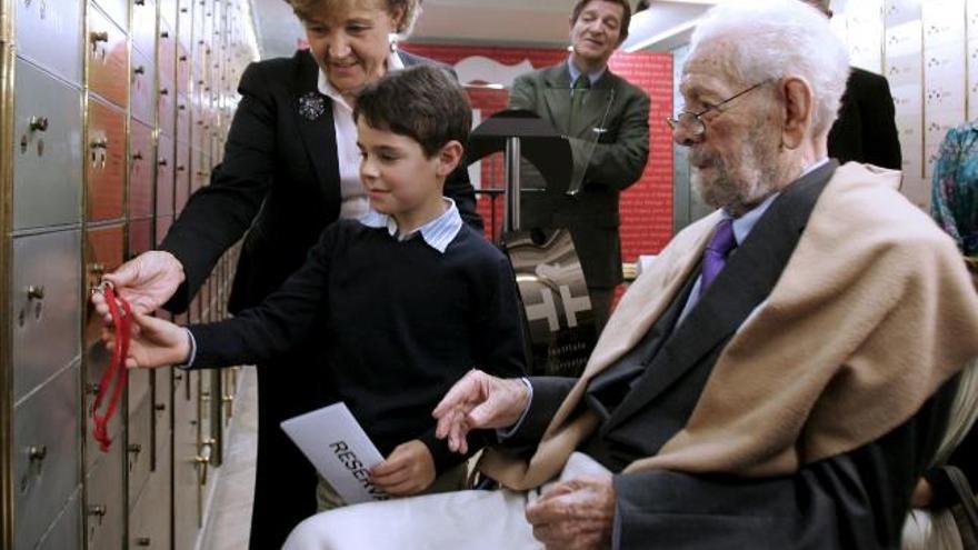 El cineasta Luis García Berlanga, junto a su nieto y a la directora del Instituto Cervantes, Carmen Caffarel, durante el acto de entrega de su legado a la Caja de las Letras de la institución.
