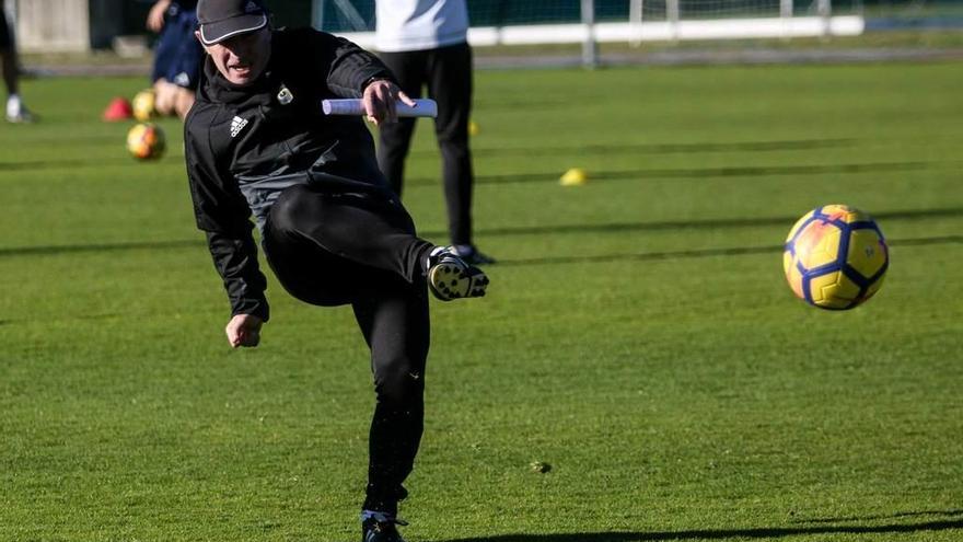 Juan Antonio Anquela golpea un balón durante un entrenamiento del Oviedo.