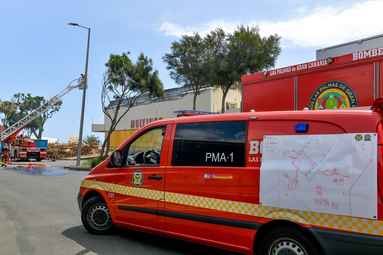 Bomberos de Las Palmas de Gran Canaria controlan el incendio de una nave multiusos en Mercalaspalmas