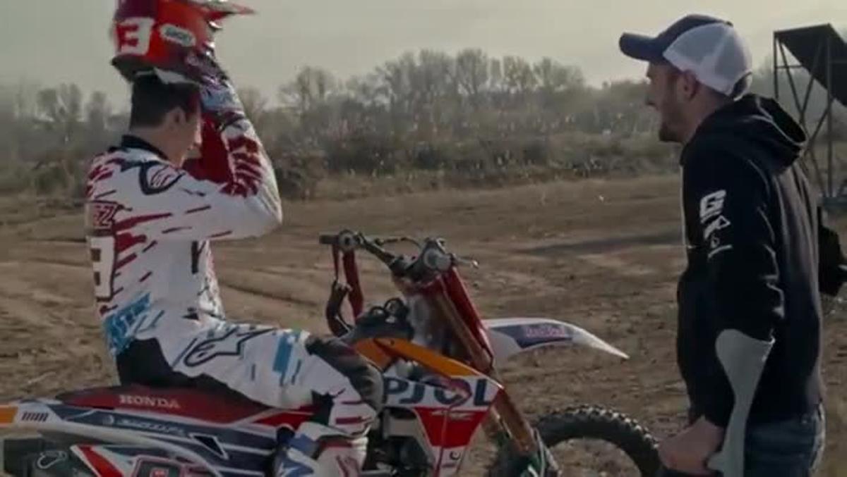 Marc Márquez, en l’intent de salt mortal, assessorat per Dany Torres.