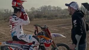 Marc Márquez, en l’intent de salt mortal, assessorat per Dany Torres.