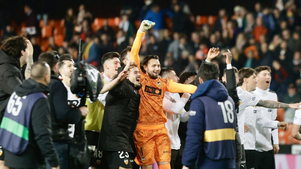 Alguien en el club debería recordar a los futbolistas qué victorias y objetivos se celebran históricamente a los futbolistas