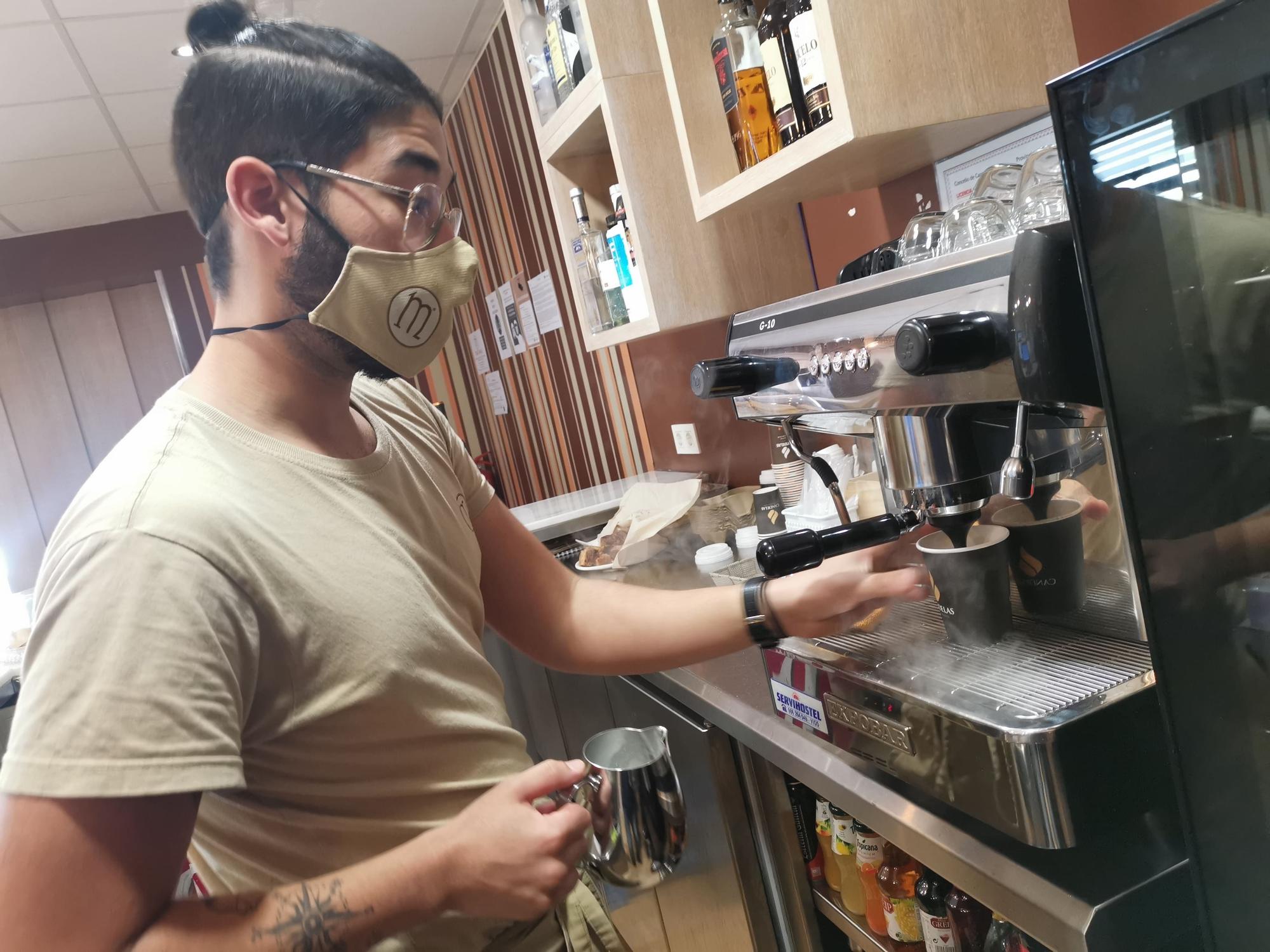 Un camarero del Martinnus preparando cafés para llevar