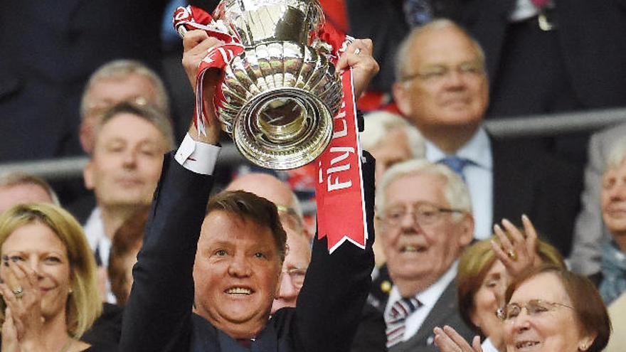 Van Gaal muestra la FA Cup, conquistada ayer por el Manchester United en Wembley al imponerse al Crystal Palace.