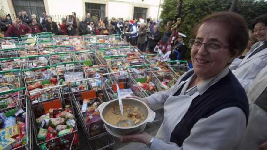 Una voluntaria de la Cocina Económica ante los carros de alimentos.| miki lópez