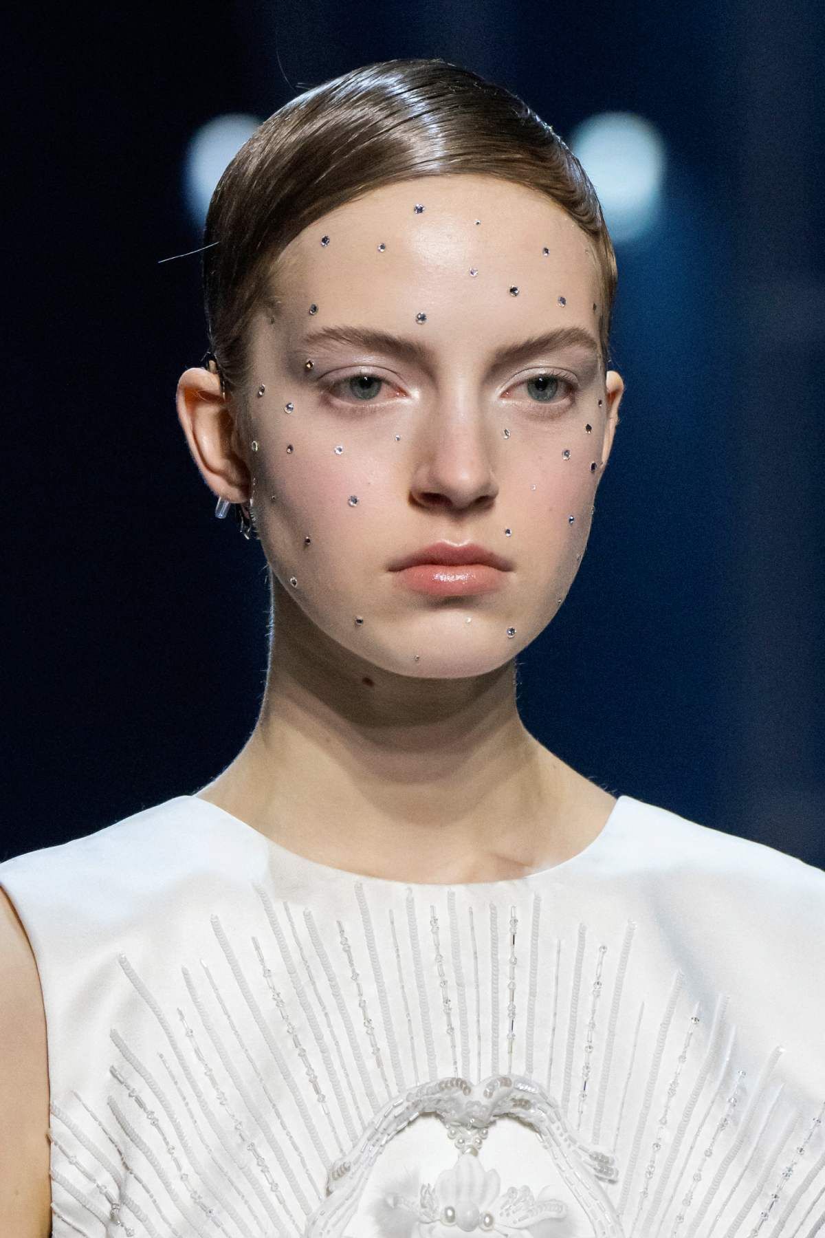 Modelo de Fendi primavera/verano 2022 con pegatinas faciales