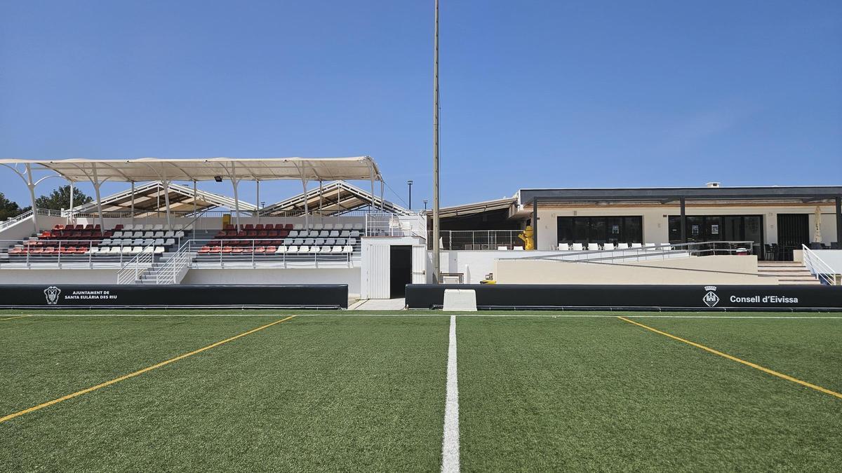 Las protecciones del campo de fútbol de Santa Eulalia