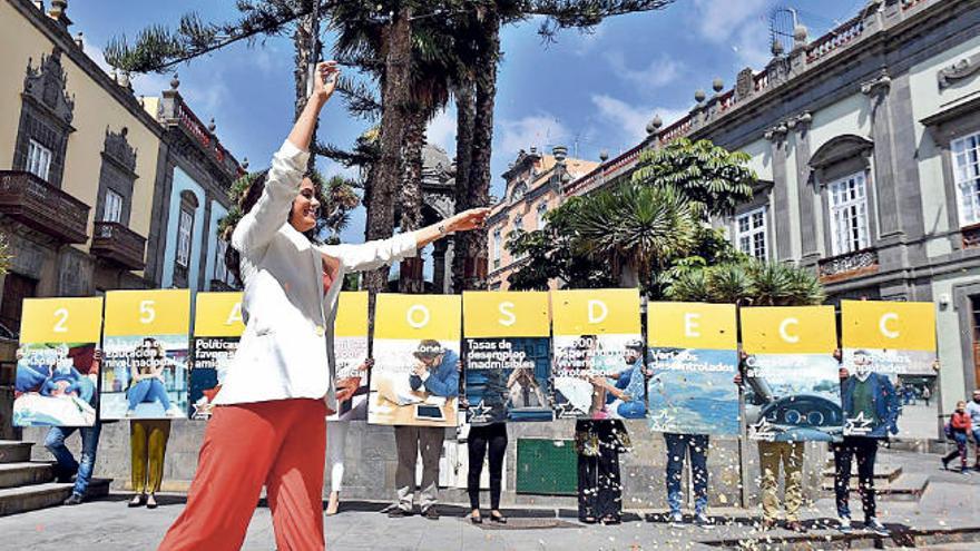 Vidina Espino, diputada por Gran Canaria, protagoniza un acto simbólico de cierre de campaña en donde se criticaba a Coalición Canaria.