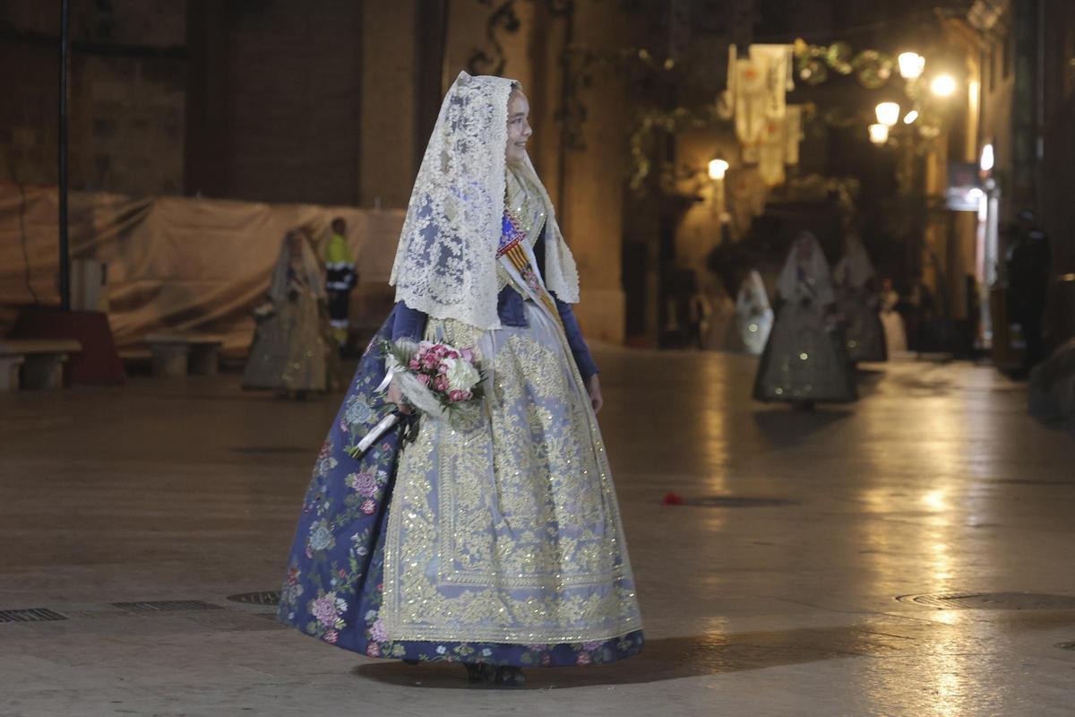 La emoción de Marta Mercader ante la Virgen cierra el primer día de la Ofrenda La emoción de Marta Mercader ante la Virgen cierra el primer día de la Ofrenda