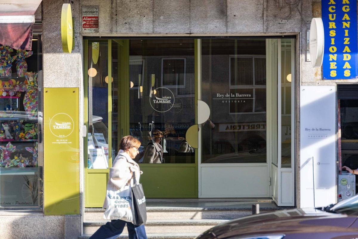 Una mujer pasa por delante de una agencia de viajes en la capital gallega
