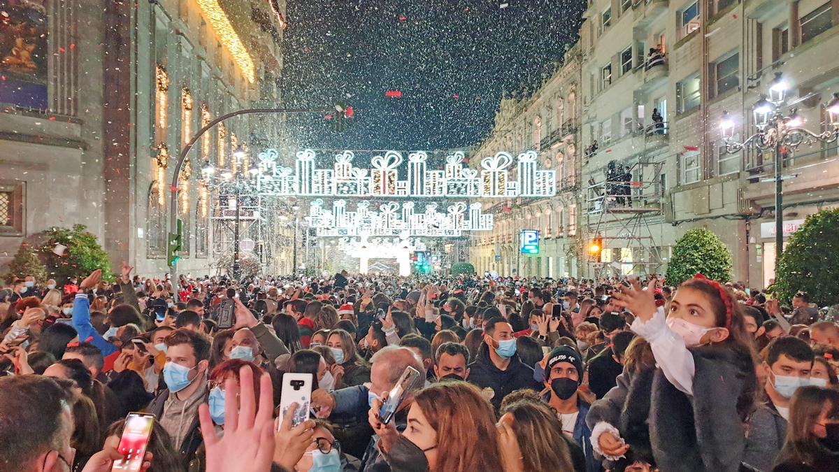 Multitud durante el encendido de las luces de Navidad de Vigo