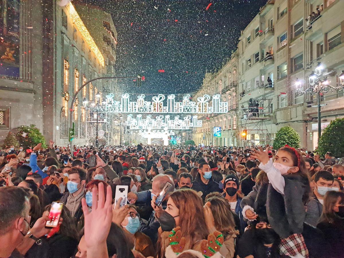 Multitud durante el encendido de las luces de Navidad de Vigo