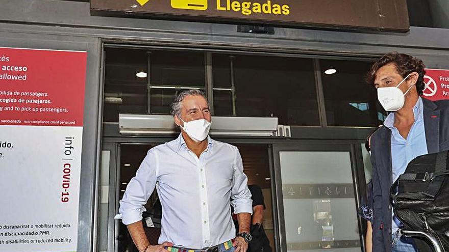 Javi Pereira dialoga
con los jugadores antes
del entrenamiento.  j.m.López