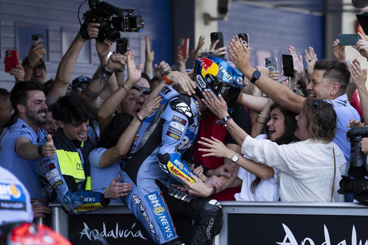 Àlex Márquez es recibido por su equipo, su novia y su madre, en el 'corralito' de Jerez.