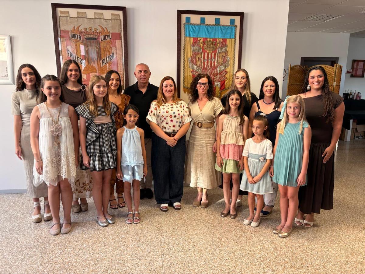 Aspirantes a fallera mayor de Alzira, junto con miembros de la JLF y la regidora Gemma Alós.