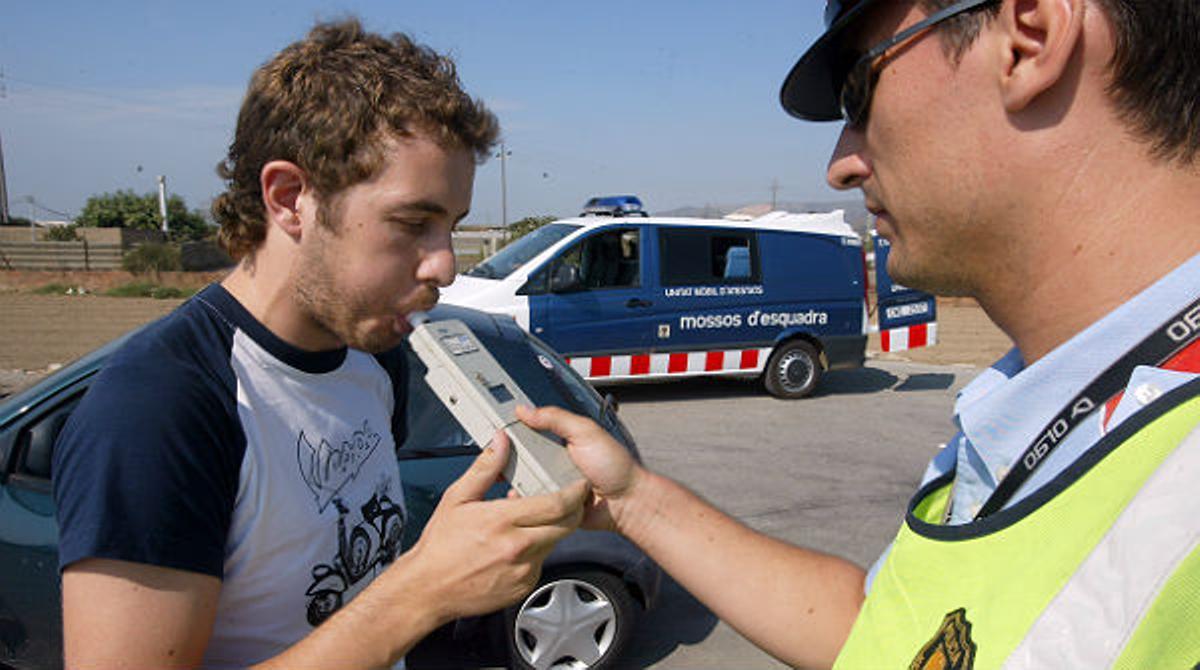 Vuit milions de conductors espanyols creuen que hi ha trucs per enganyar en els controls dalcoholèmia