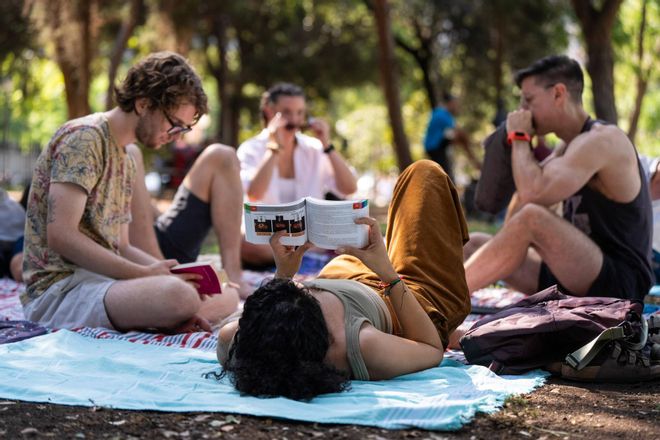 Arriben a Barcelona les ‘Silent Reading Parties’, cites per llegir en silenci amb desconeguts