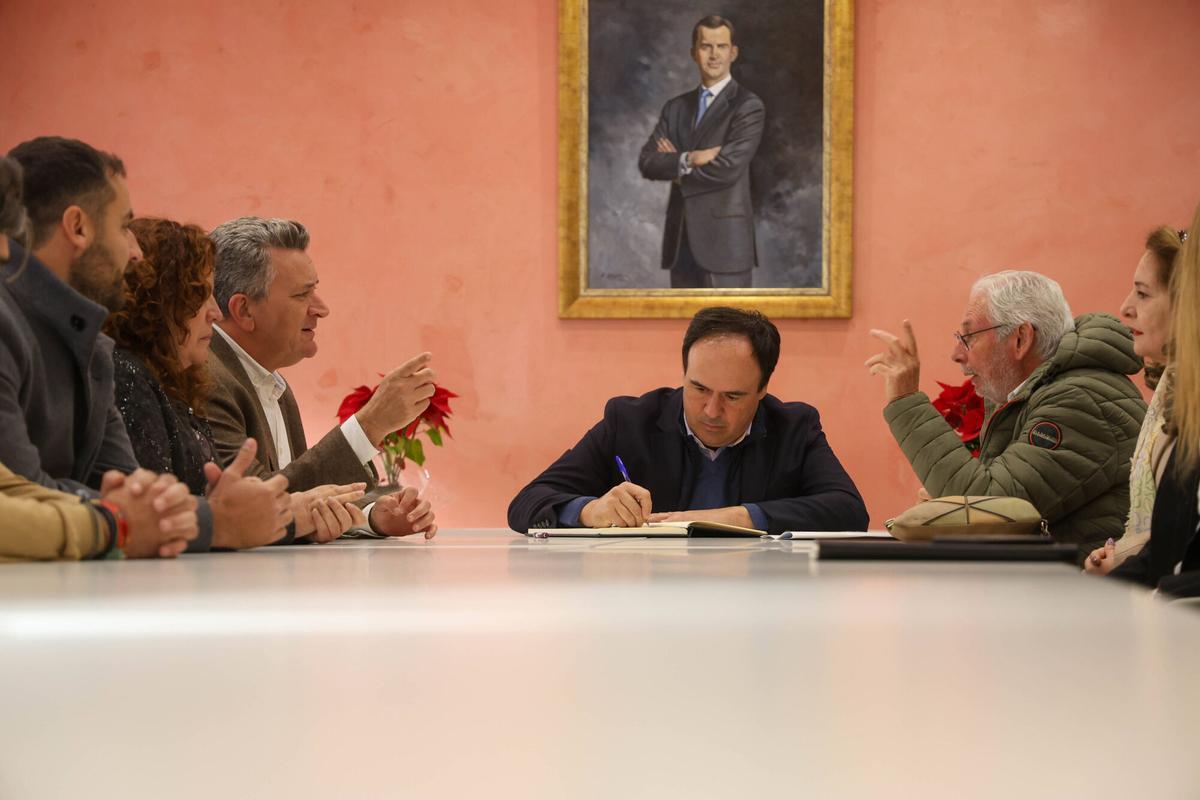 Picanya VLC primer acto del recién nombrado president de la Generalitat Juan Fran Pérez Llorca visitando el ayuntamiento y el barranco del Poyo