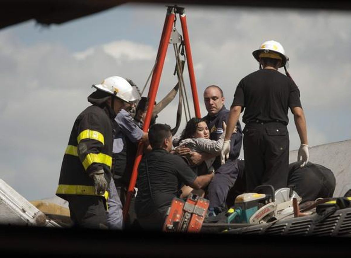 Una jove és rescatada amb ajuda d’un helicòpter.
