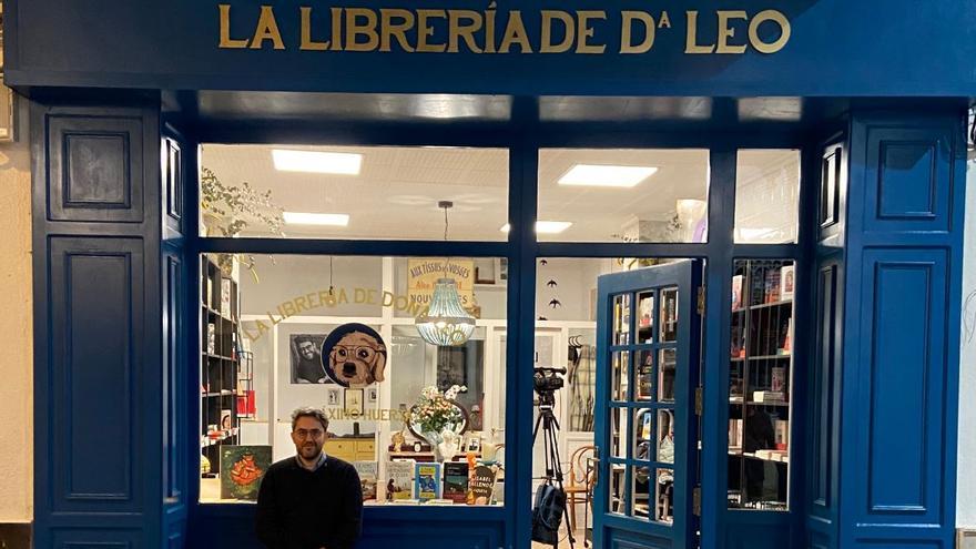Máximo Huerta abre su librería, la primera en la historia de su pueblo