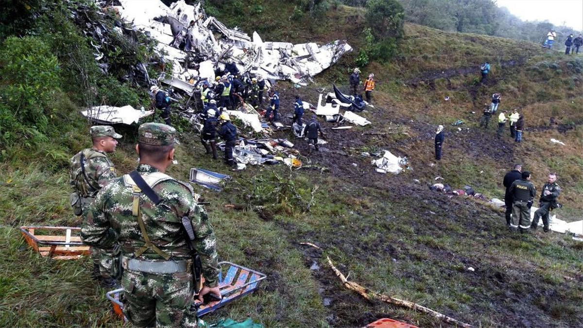 Equipos de rescate recuperan cuerpos después del accidente de avión