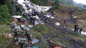 Equipos de rescate recuperan cuerpos después del accidente de avión