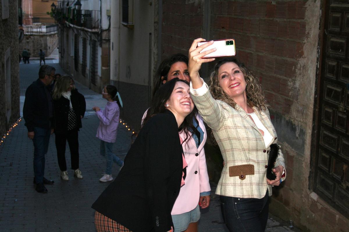 Las ediles populares Maite Martínez y María de las Huertas García, se hacían un ‘selfie’ en el camino iluminado por velas que conducía al Convento de la Consolación de las Madres Mercedarias.