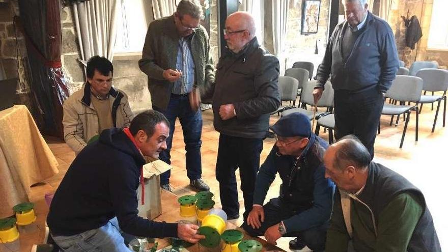 Elaboración de trampas con feromonas en A Bandeira.