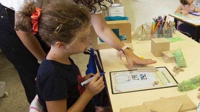 Una alumna en una classe de matemàtiques en una escola d’Alacant. | PILAR CORTÉS.