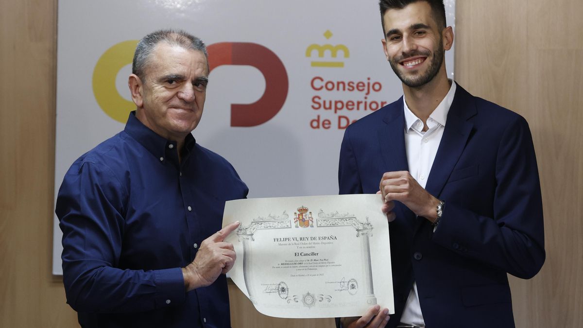 El atleta ibicenco Marc Tur recibe la Real Orden al Mérito Deportivo de manos de José Manuel Franco, presidente del CSD,