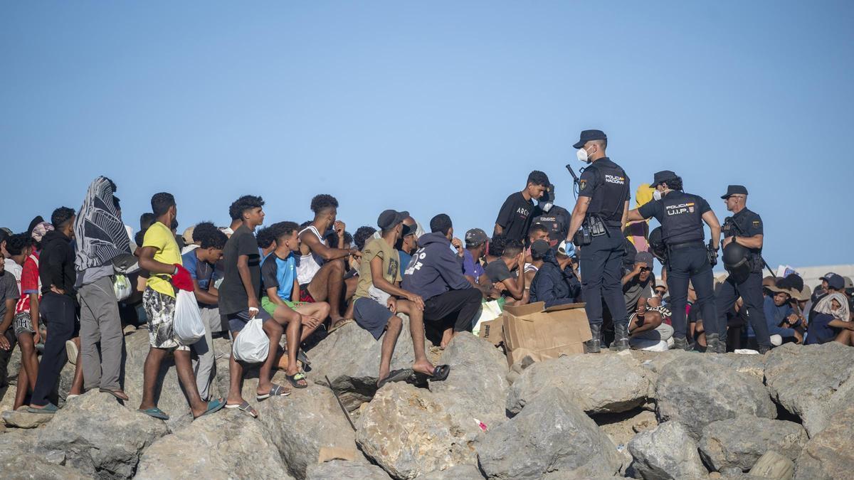 Varios inmigrantes en una playa, a 21 de agosto de 2026, en Ceuta (España).
