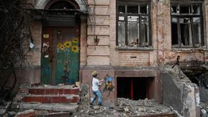 Grafitti en un edificio de Kiev destruido por los ataques rusos