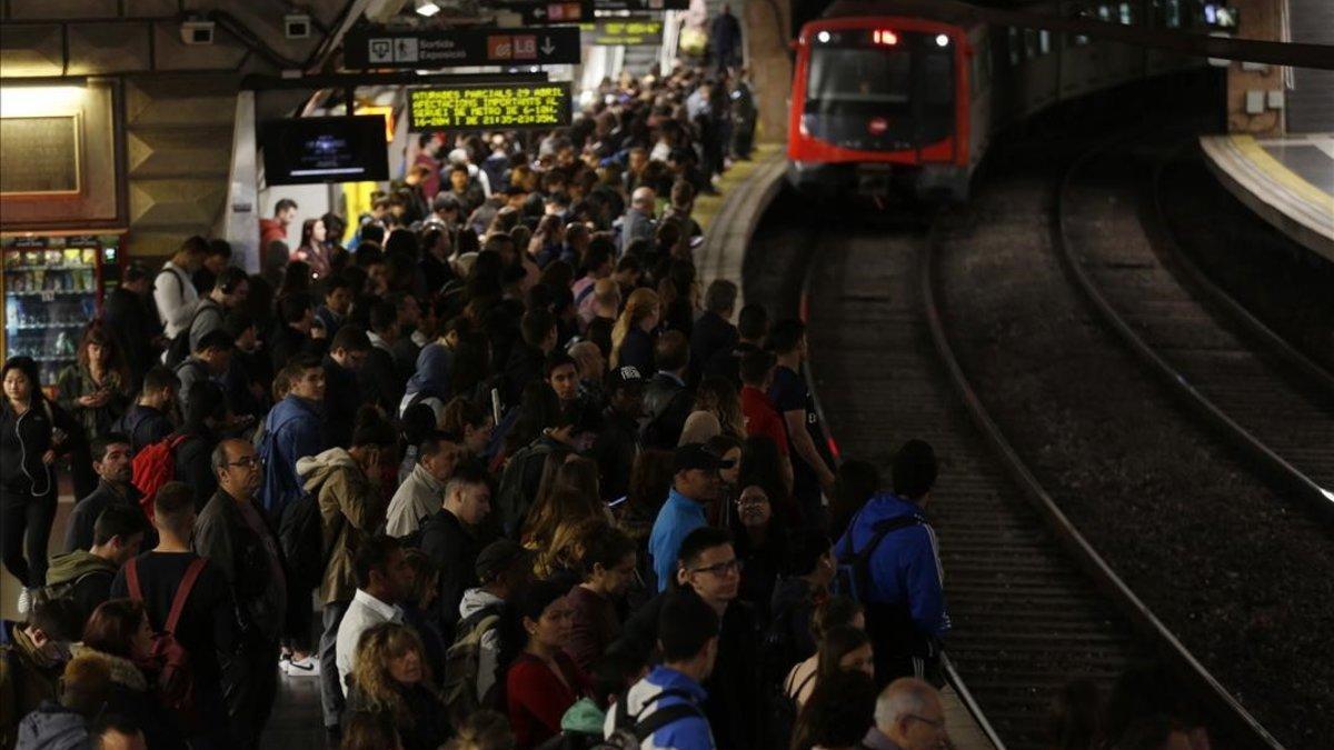 Estación de metro de Espanya durante la jornada de huelga parcial