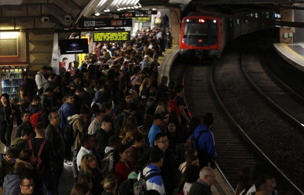 Estación de metro de Espanya durante uno de los paros.