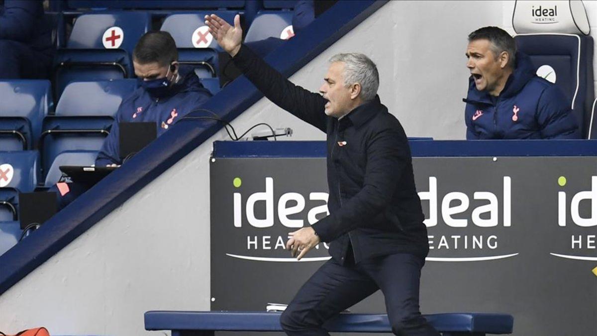 Mourinho dirigiendo a los suyos en un partido de Premier League ante el West Bromwich