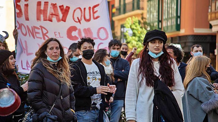 La manifestación motorizada deriva en una marcha ilegal a pie de mil personas