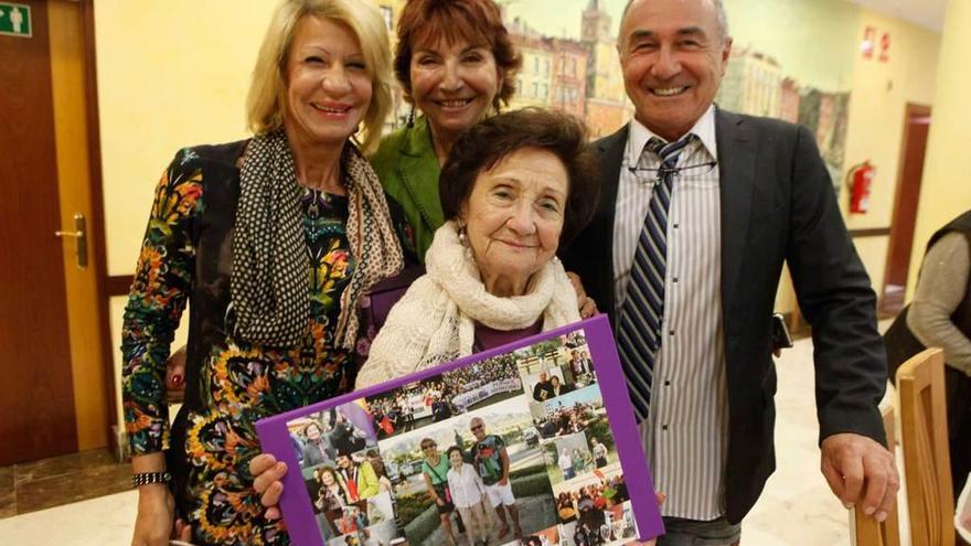 Por la izquierda, Evelyne Rostan, Marie Ange y Antonie Rozada, con Maricuela Flórez, el pasado noviembre, durante la celebración del 98.º cumpleaños de la miliciana blimeína.