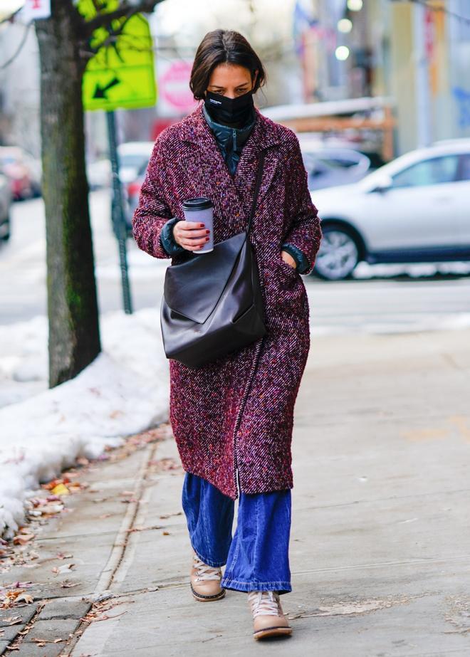 Katie Holmes con abrigo, vaqueros y botas de montaña