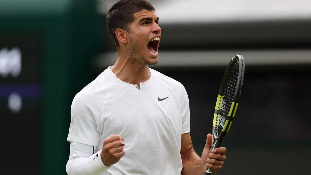 Carlos Alcaraz celebra un punto en su partido ante Struff en primera ronda de Wimbledon